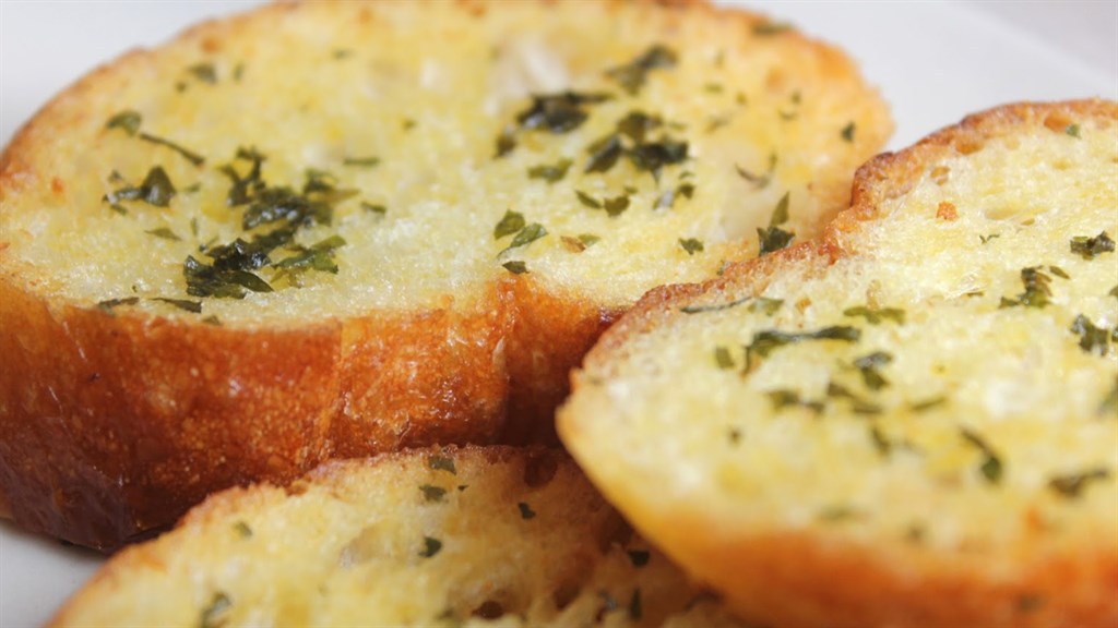 Cách làm bánh mì bơ tỏi kiểu Việt