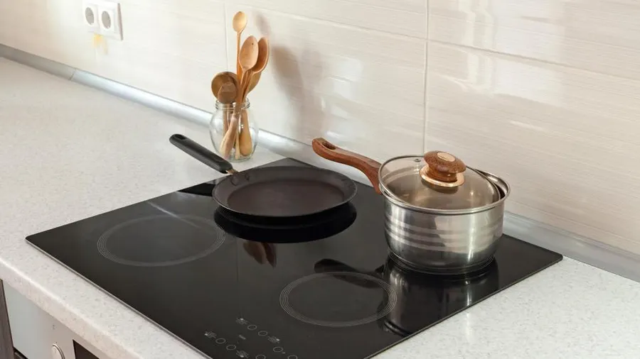 Bếp từ để quên nồi có tự tắt không?