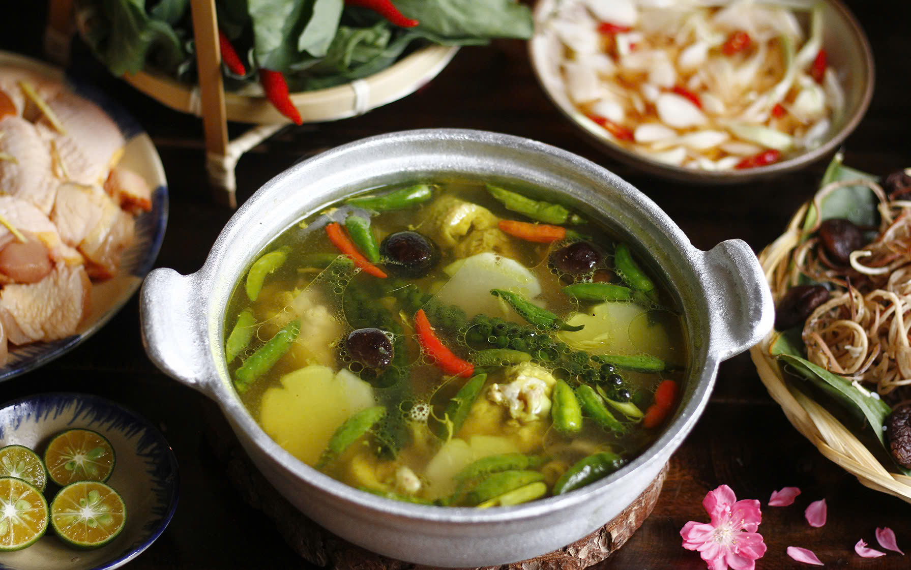 Cách nấu lẩu gà ớt hiểm thơm ngon cay nồng hấp dẫn