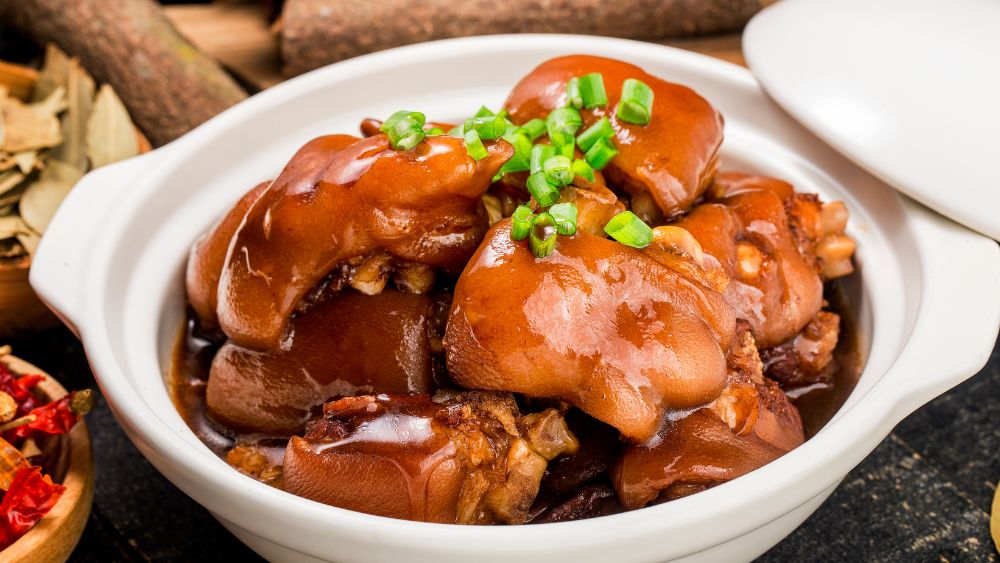 Cách nấu chân giò hầm thuốc Bắc cho ngày mưa lạnh