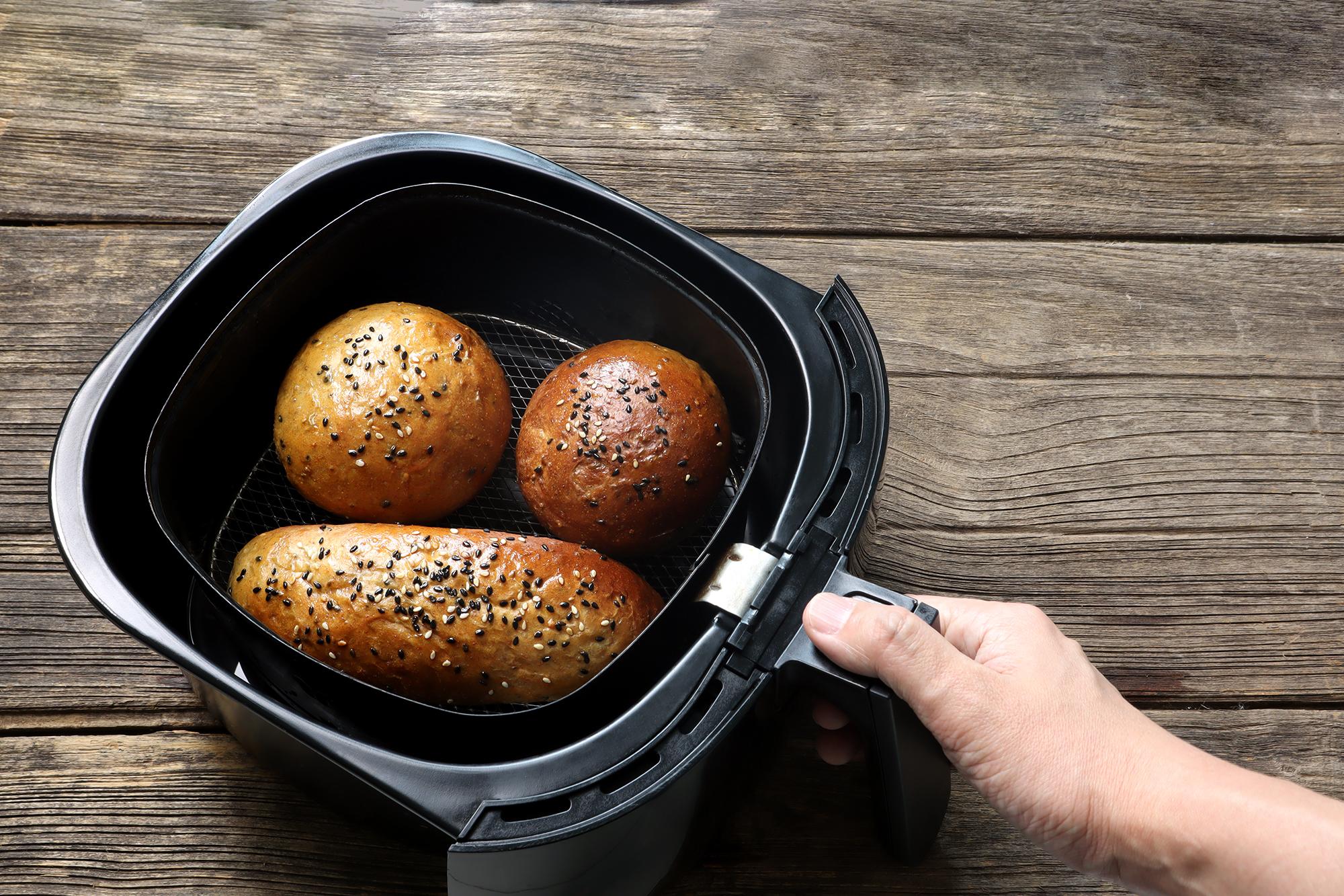 Cách làm bánh mì bằng nồi chiên không dầu cực dễ