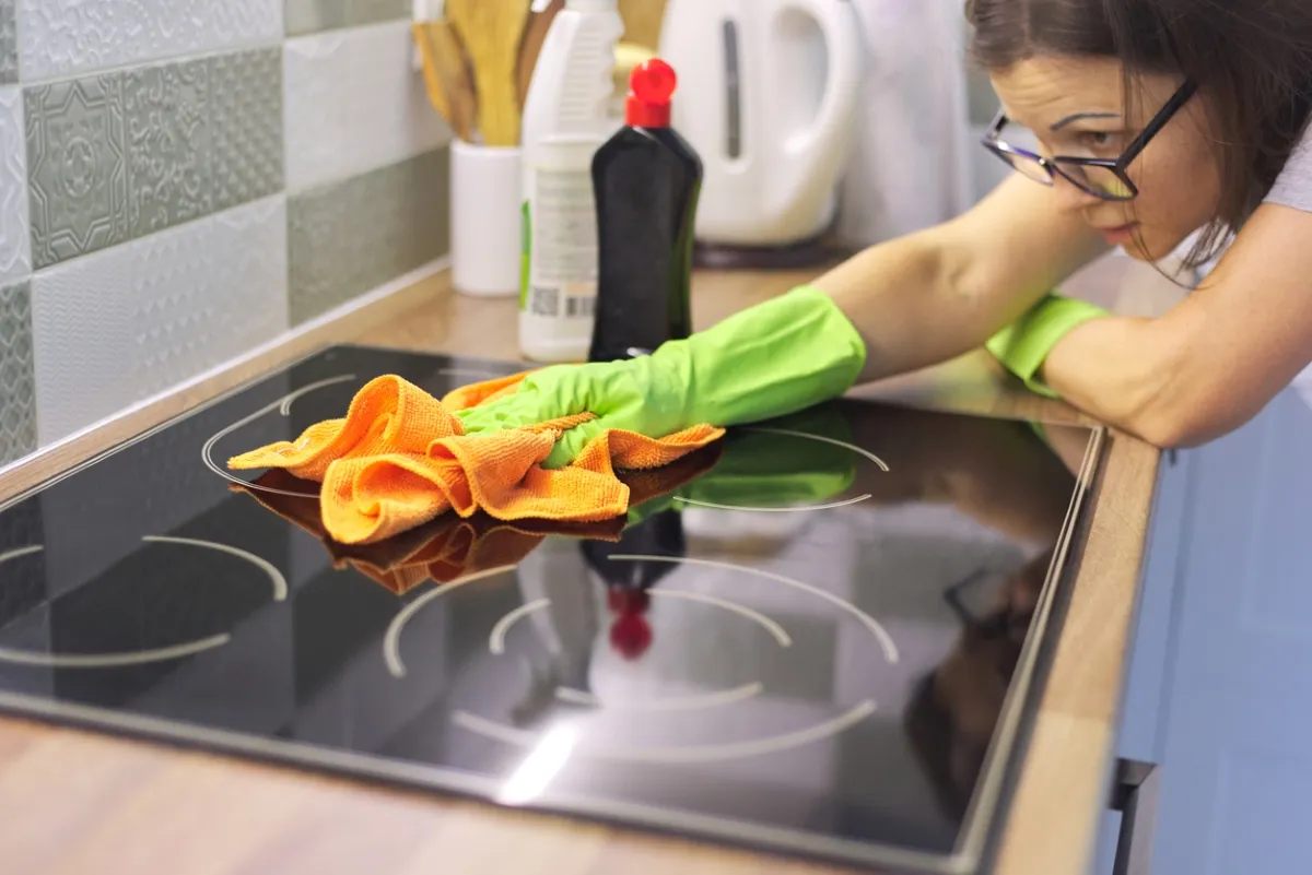 Mách bạn cách làm sạch mặt kính bếp từ đơn giản, hiệu quả nhất
