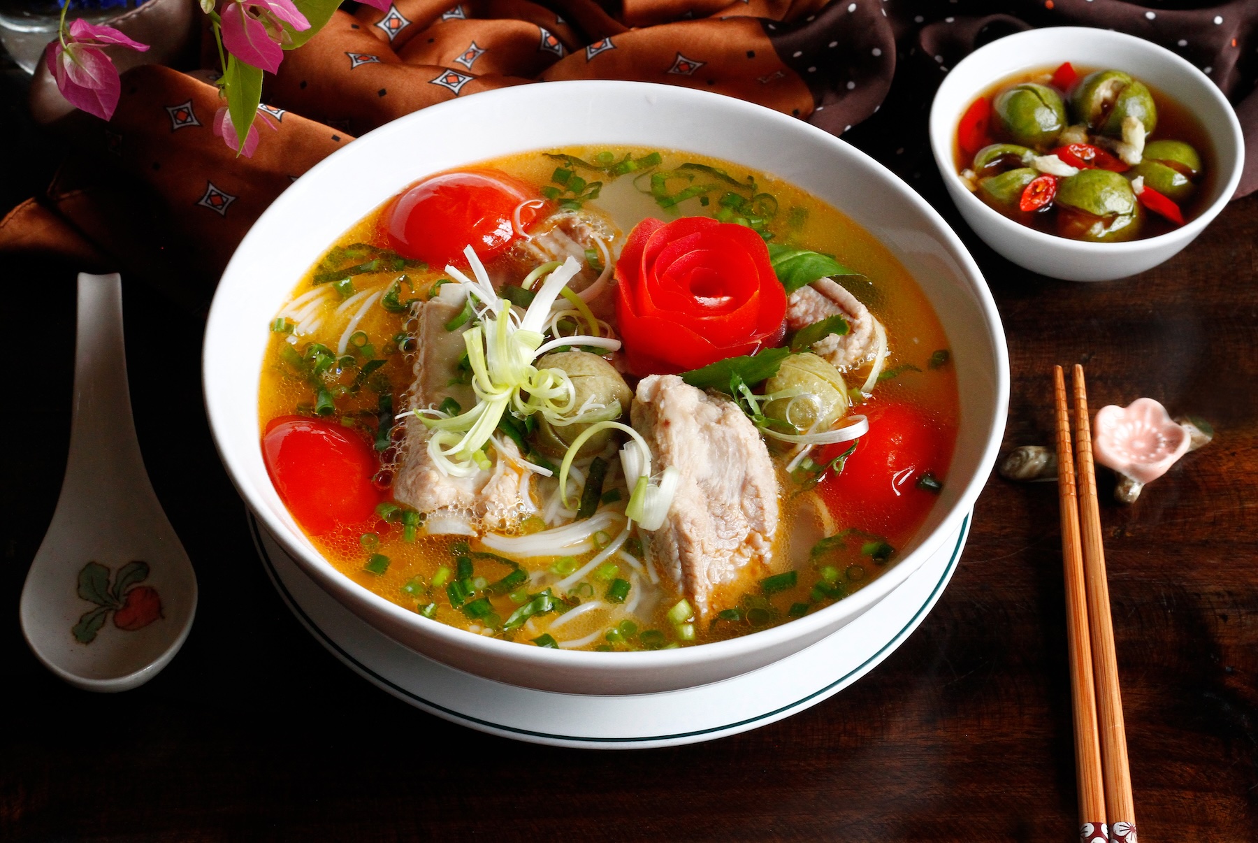 Cách nấu bún sườn chua thanh mát, dễ ăn cho ngày hè