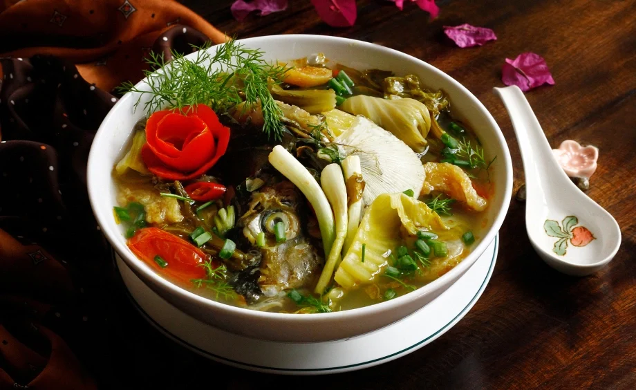 Cách nấu đầu cá nấu dưa chua ngon đậm vị, đưa cơm ngày mát trời